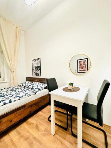 Bedroom 2, 5BR Apt For 10 Walk to Kaufpark Alterlaa, Wien