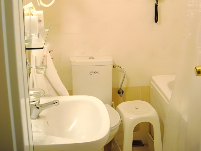 Bathroom 4, Rio Athens, Attica