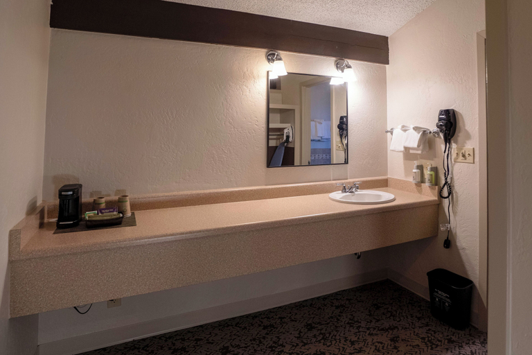 Bathroom 4, Maswik Lodge - Inside the Park, Coconino