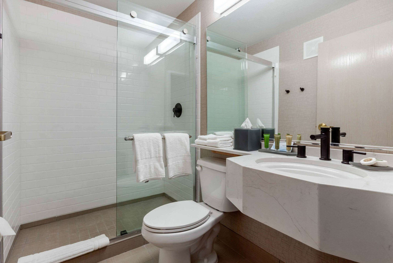 Bathroom 4, La Quinta Inn & Suites by Wyndham Tempe University / Phoenix, Maricopa