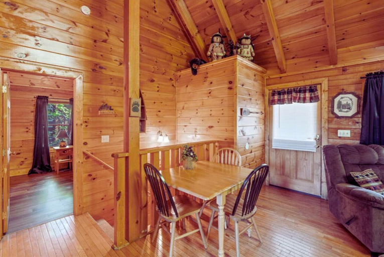 Room 5, Backwoods Secluded Cabin Escape for 8 Guests, Sevier