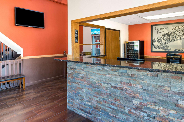 Public Area 2, Super 8 by Wyndham Lincoln West, Lancaster