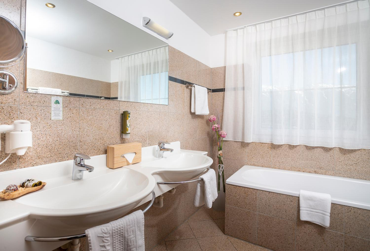 Bathroom 5, Hotel Seppl Familie and Spa, Innsbruck Land