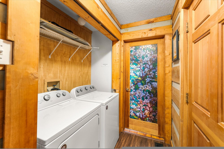 Room 4, Downtown Vibes With BBQ Hot Tub Games, Sevier
