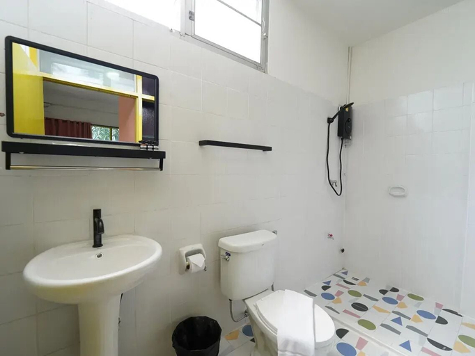 Bathroom 3, Happy Live Quest Hotel, Ratchathewi