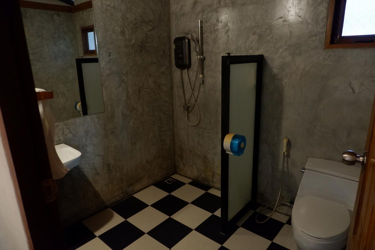 Bathroom 4, Nok Chan Mee Na, Chom Thong