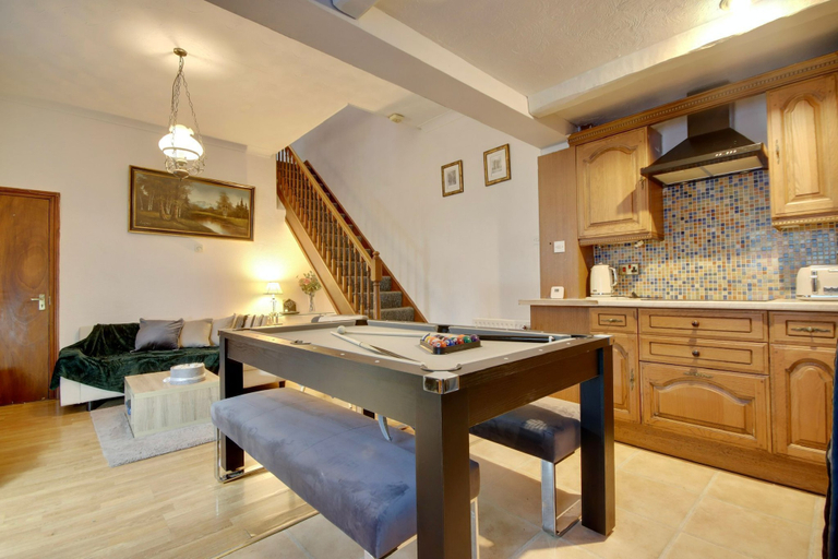 Others 4, Portsmouth Maisonete Pool Tennis Table, Portsmouth
