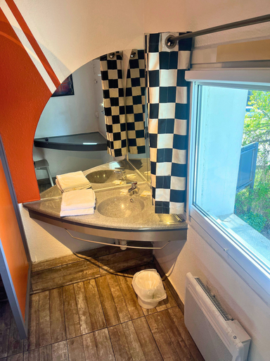Bathroom 3, Egg Hotel Sarcelles, Val-d'Oise