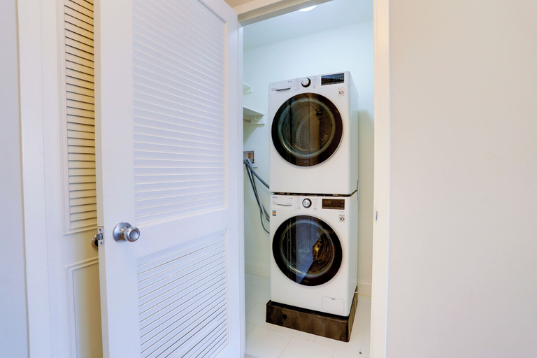 Bathroom 4, Restful Stay in DC Apartments, Arlington