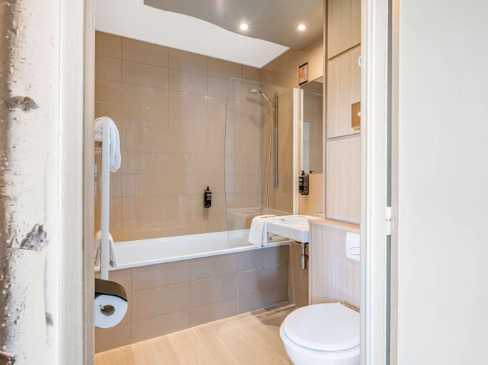Bathroom 4, ibis Styles Annecy Gare Centre, Haute-Savoie