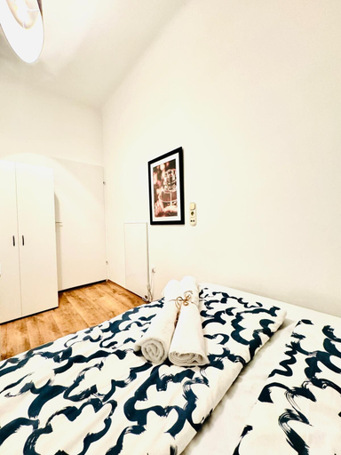 Bedroom 3, 5BR Apt For 10 Walk to Kaufpark Alterlaa, Wien