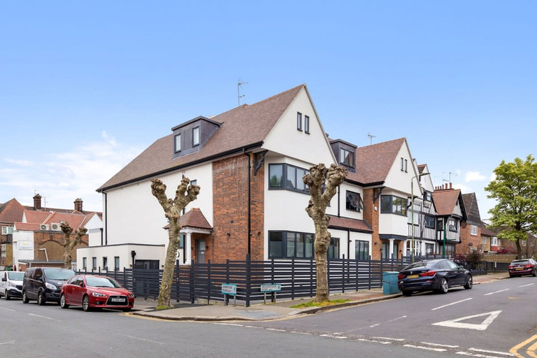 Room 4, Serviced Studio Flat Golders Green Near Hampstead, London