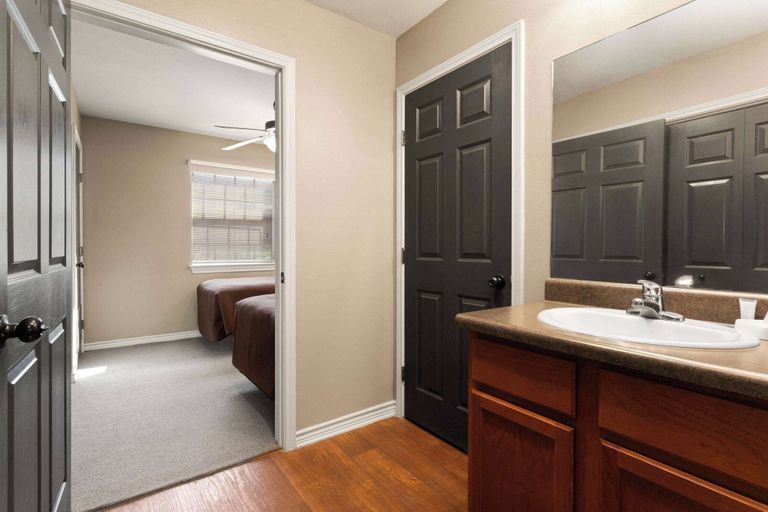 Bathroom 3, Eagle's Den Suites Cotulla a Travelodge by Wyndham, La Salle
