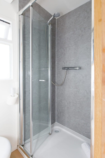 Bathroom 4, Gorgeous Shepherds Hut - Walk to Beach Pub, West Sussex