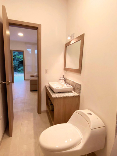 Bathroom 3, Las Castanas, Santa Elena