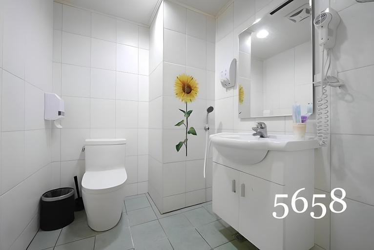 Bathroom 3, 逢甲小日子 Tiny Day, Taichung