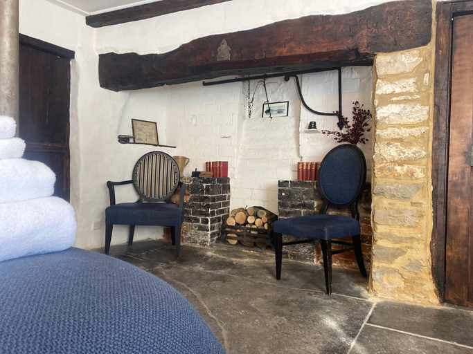 Others 5, The New Inn, Somerset