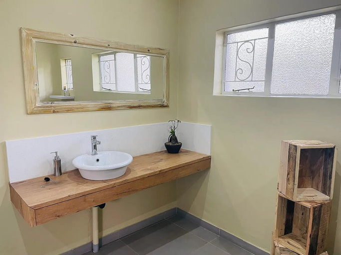 Room 4, Ultra modern 2 bedroomed apartment - 2082, Bulawayo