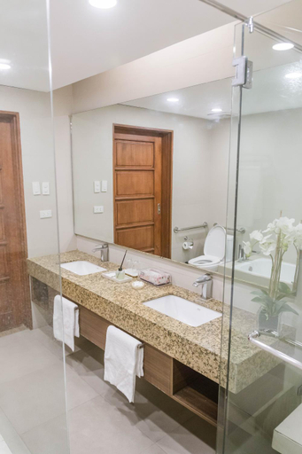 Bathroom 4, La Fiesta Hotel, Iloilo City