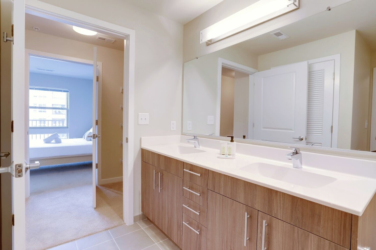 Bathroom 4, Huntington Apartments near Fort Hunt - We Host, Fairfax