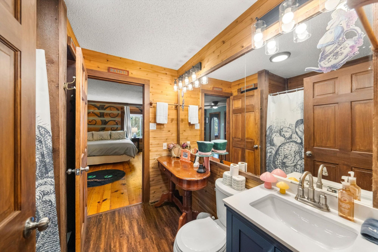 Room 5, Downtown Vibes With BBQ Hot Tub Games, Sevier