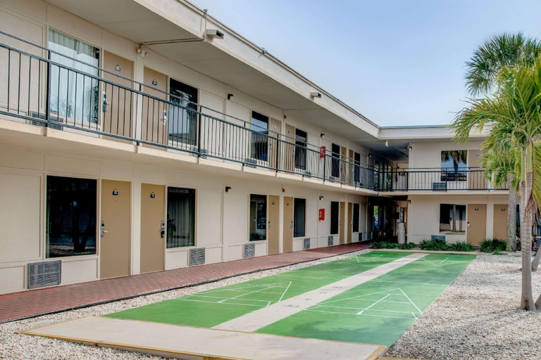 Exterior & Views 1, Super 8 by Wyndham St. Petersburg, Pinellas