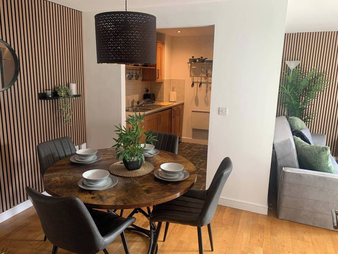Dining 3, 2 Bed Flat - Sleeps 6 - Parking - Wifi, Sefton