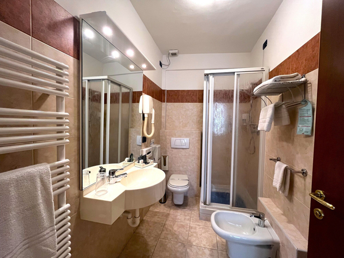 Bathroom 5, Hotel Susa, Torino