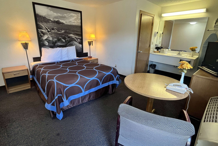 Bedroom 3, Super 8 by Wyndham Red Bluff, Tehama