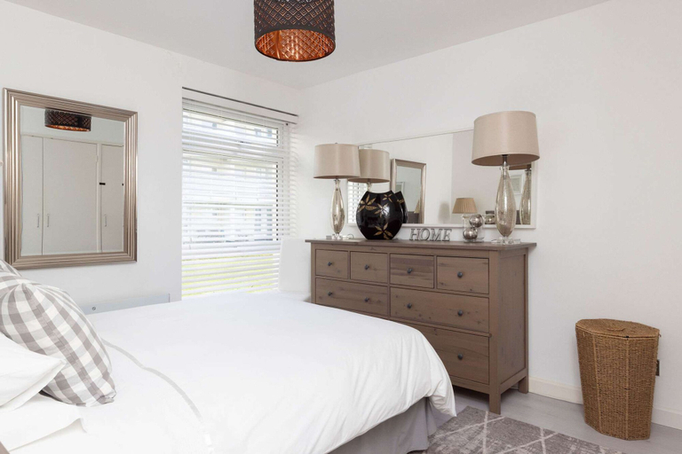 Room 4, Stylish Ground Floor Apartment With Sea Views, West Sussex