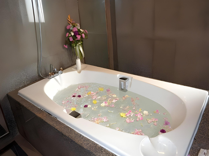 Bathroom 5, Diamond Plaza Hatyai Hotel, Hat Yai