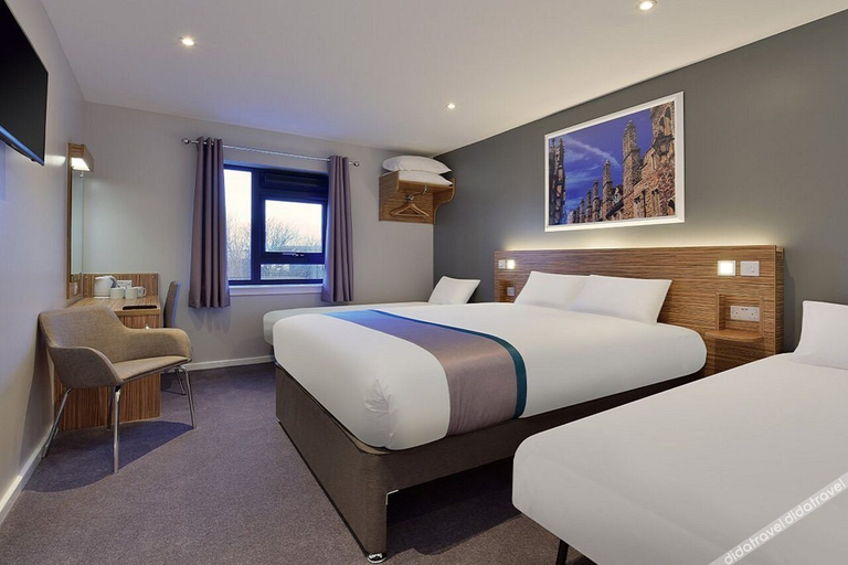 Bedroom 2, Travelodge Edinburgh Park, Edinburgh