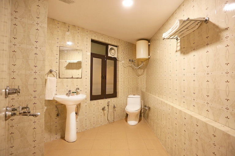 Bathroom 4, Hotel Ravin, Delhi