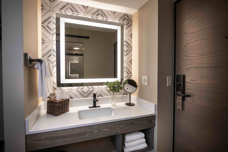 Bathroom 4, The Wisconsin Hotel & Conference Center, Sauk