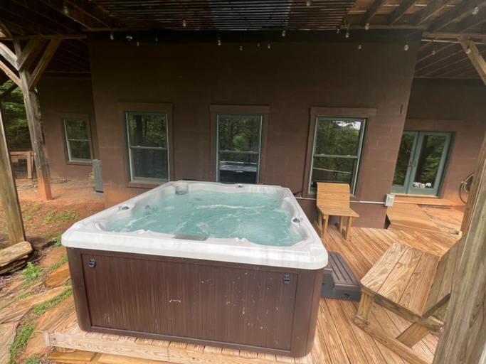 Sport & Beauty 2, Bair Necessities relaxing Cabin, McDowell