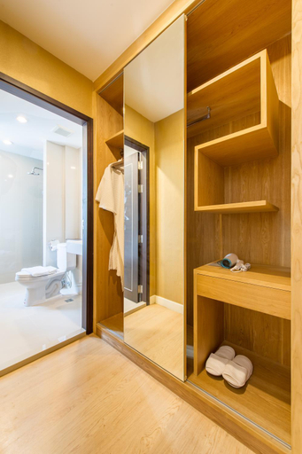 Bathroom 4, Zenniq, Thon Buri