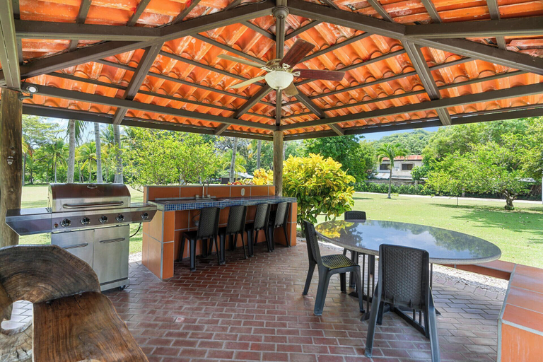 Food & Drinks 4, 3-BD Home with Pool, Walk to Beach, Santa Cruz