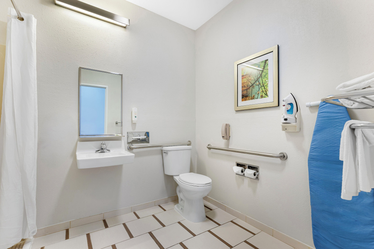 Bathroom 5, Quality Inn & Suites Keokuk North, Lee