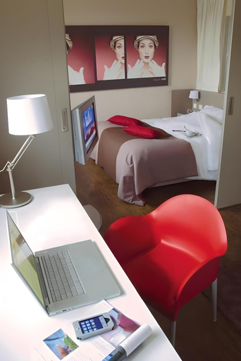 Bedroom 2, Standing Hotel Suites by Actisource, Val-d'Oise