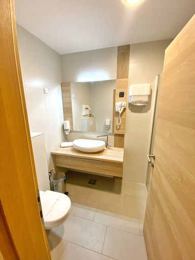 Bathroom 5, 16 Lakes Hotel, Rakovica