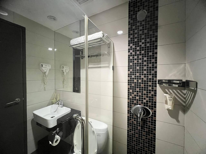 Bathroom 15