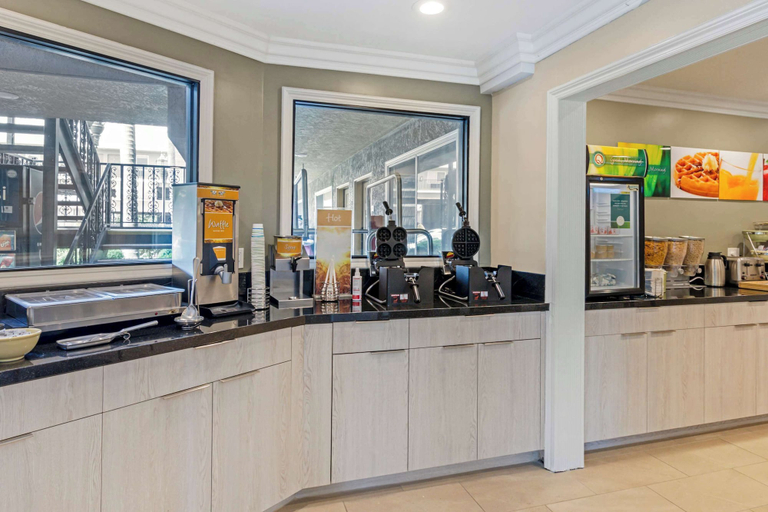 Food & Drinks 5, Quality Inn and Suites Anaheim Maingate, Orange