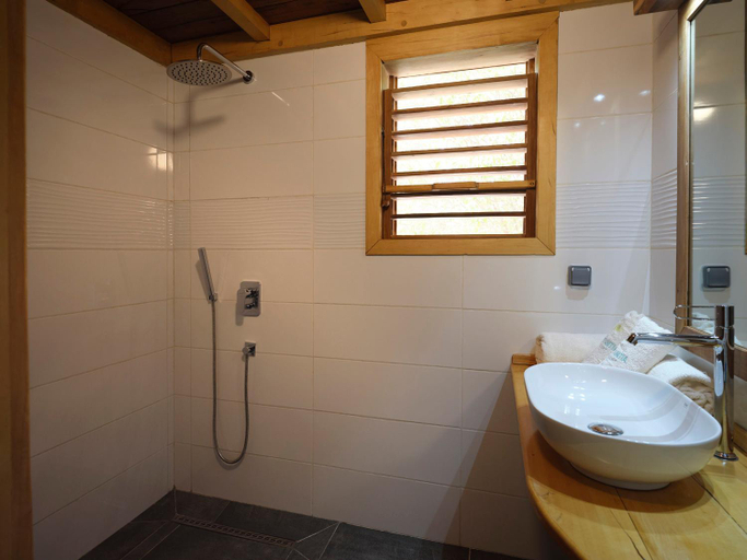 Bathroom 5, Antsanitia resort, Boeny