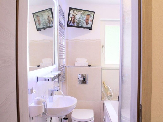 Bathroom 4, Maarpanorama in het Maarberg Resort, Vulkaneifel