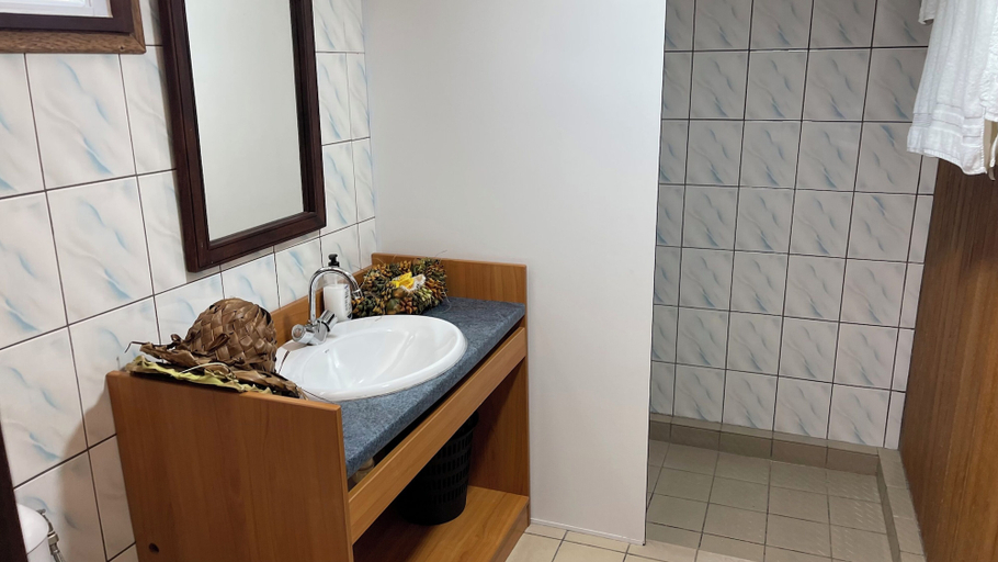 Bathroom 3, Flyfishing Anaa Toku Kaiga