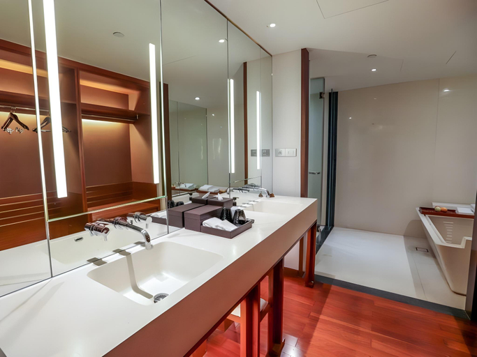 Bathroom 11