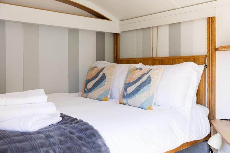 Bedroom 3, Gorgeous Shepherds Hut - Walk to Beach Pub, West Sussex