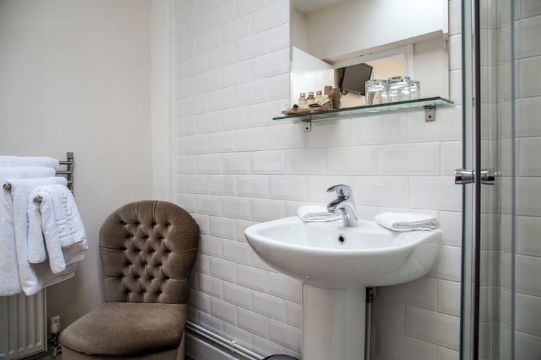 Bathroom 3, Craven Heifer at Stainforth, North Yorkshire