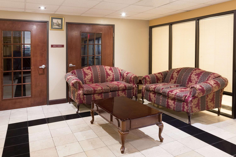 Public Area, Super 8 by Wyndham Indianola, Sunflower