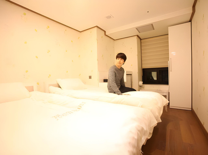 Bedroom 12